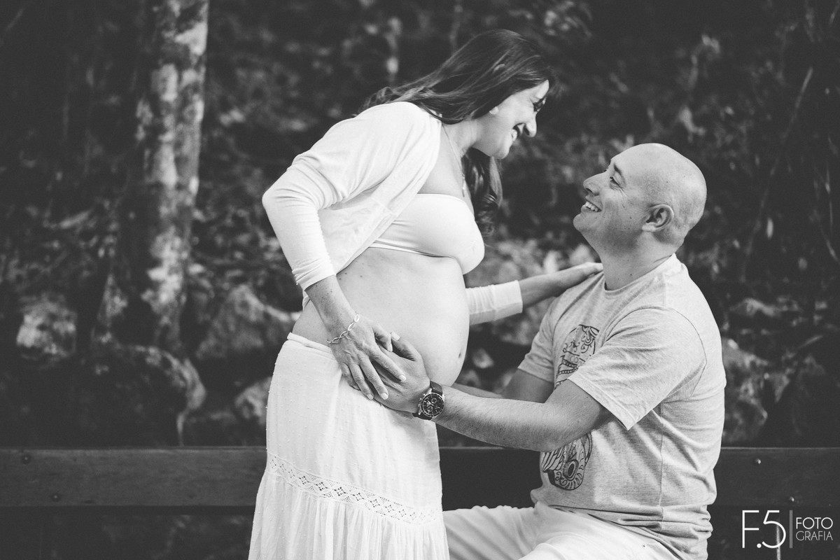 Gravida sorrindo para marido, Ensaio Gestante Poços de Caldas - MG