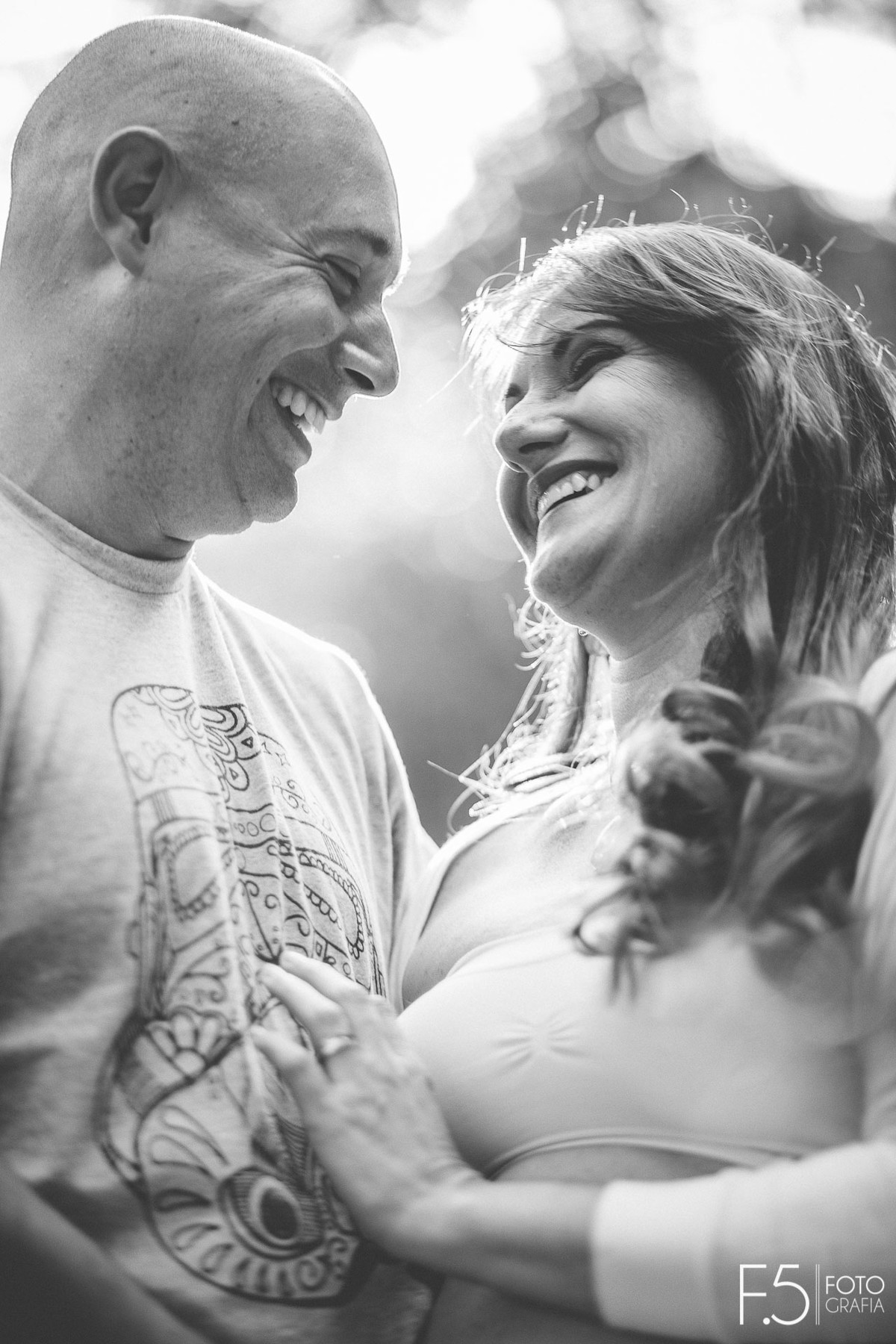 Marido e mulher sorrindo, Ensaio Gestante Poços de Caldas - MG