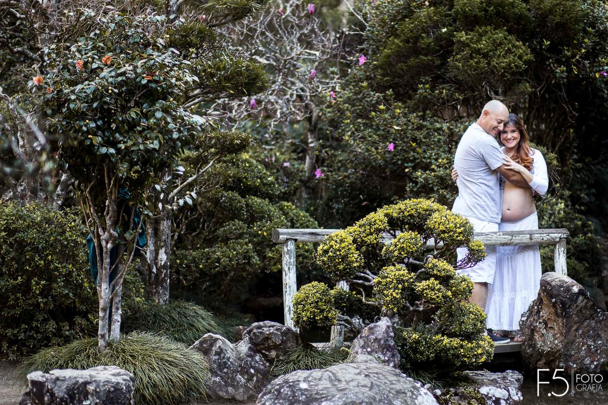 Homem abraçando espoa gestante, Ensaio Gestante Poços de Caldas - MG
