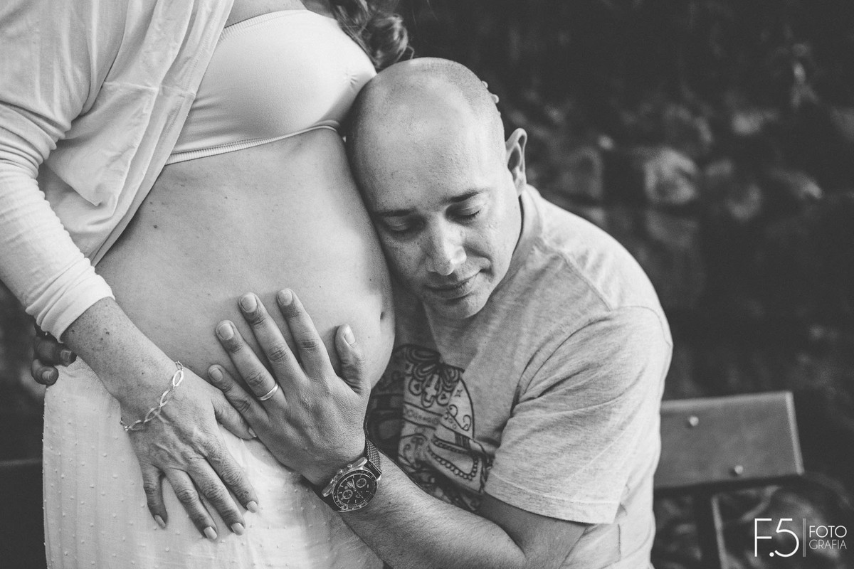 Marido encostado na barriga da esposa gravida, Ensaio Gestante Poços de Caldas - MG
