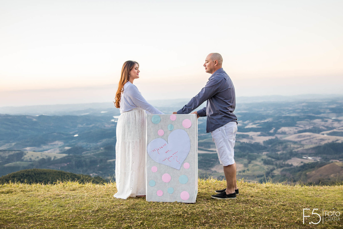 Gestante e esposo abrindo caixa para descobrir o sexo do bebê, Ensaio Gestante Poços de Caldas - MG