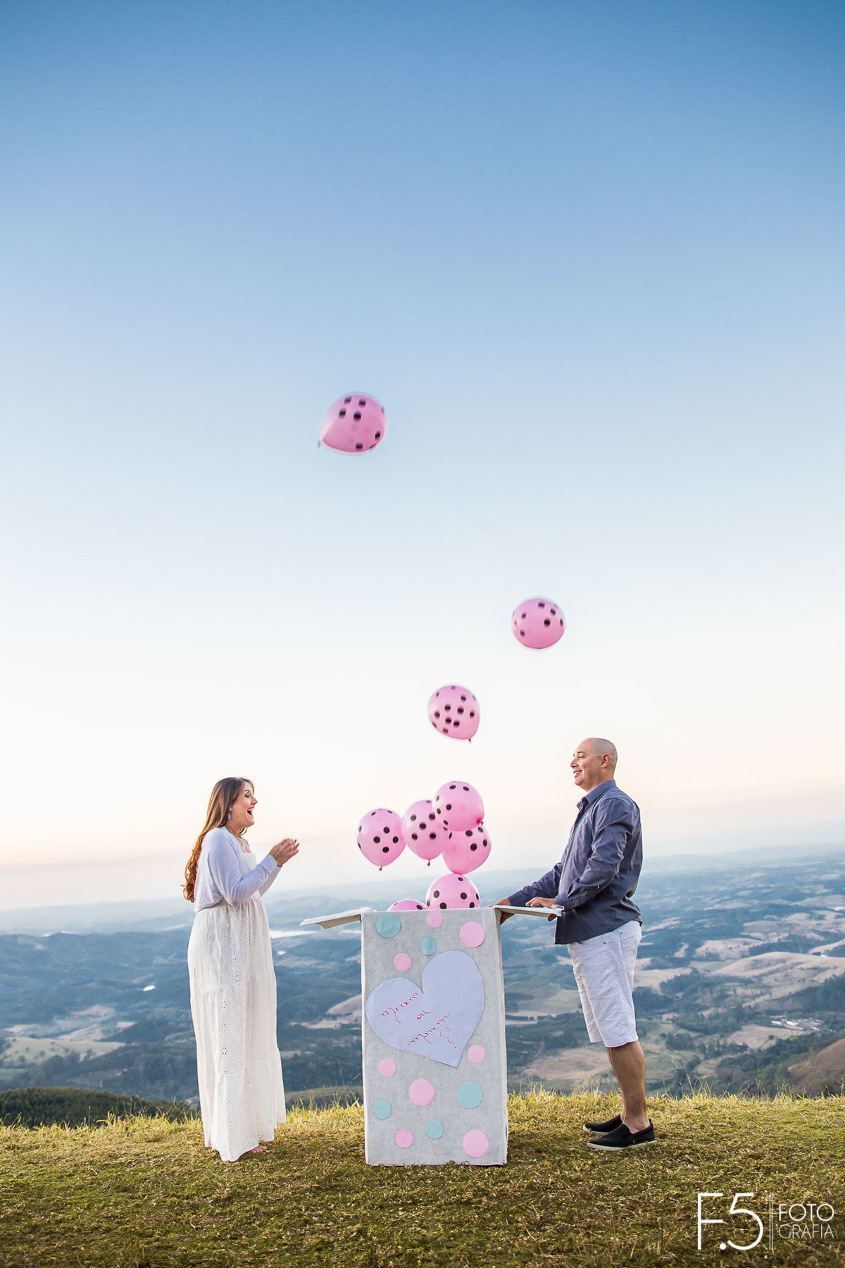 Gestante e esposo abrindo caixa para revelar o sexo do bebê, Ensaio Gestante Poços de Caldas - MG