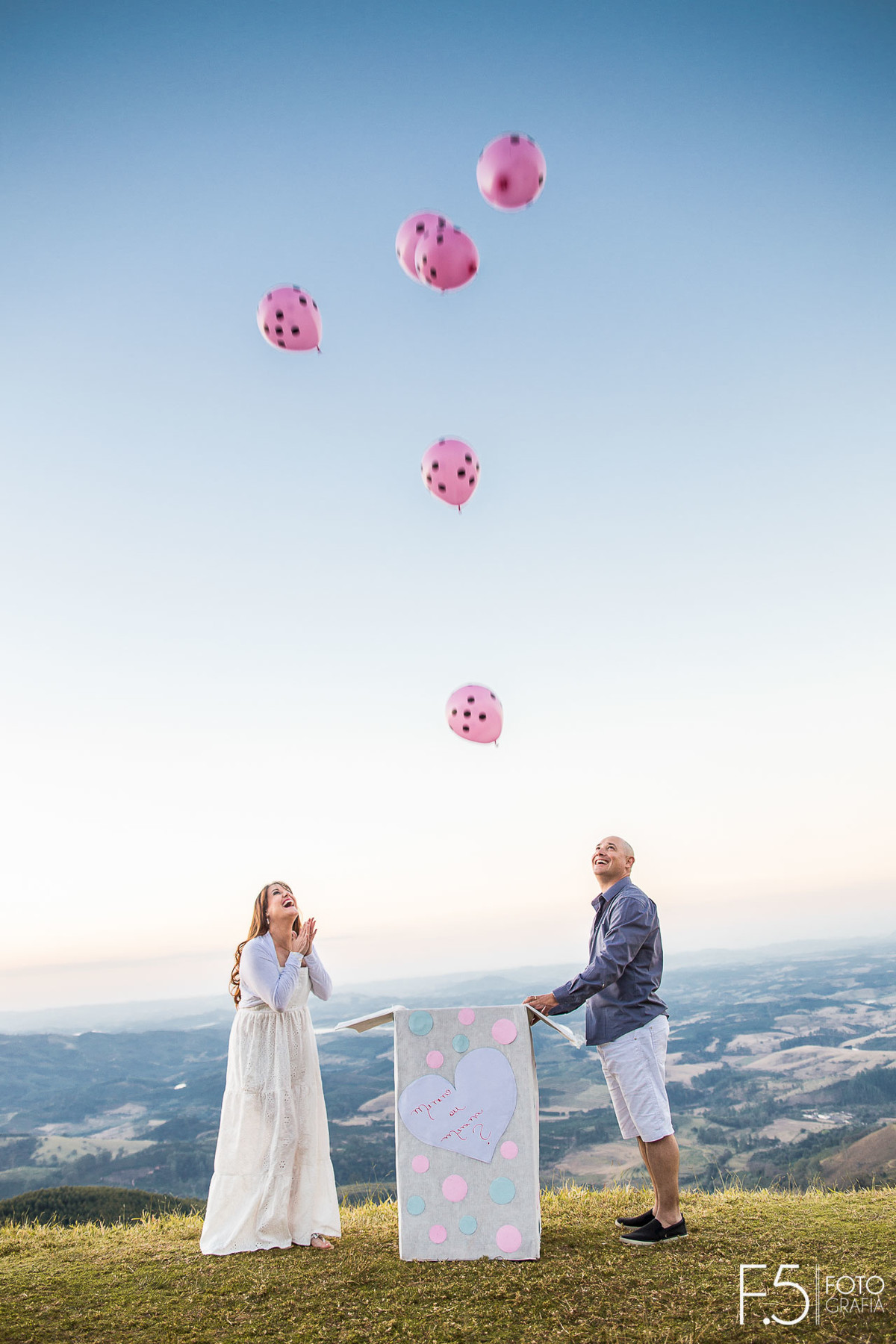 Gestante e esposo abrindo caixa para revelar sexo do bebê- Ensaio Gestante Poços de Caldas - MG