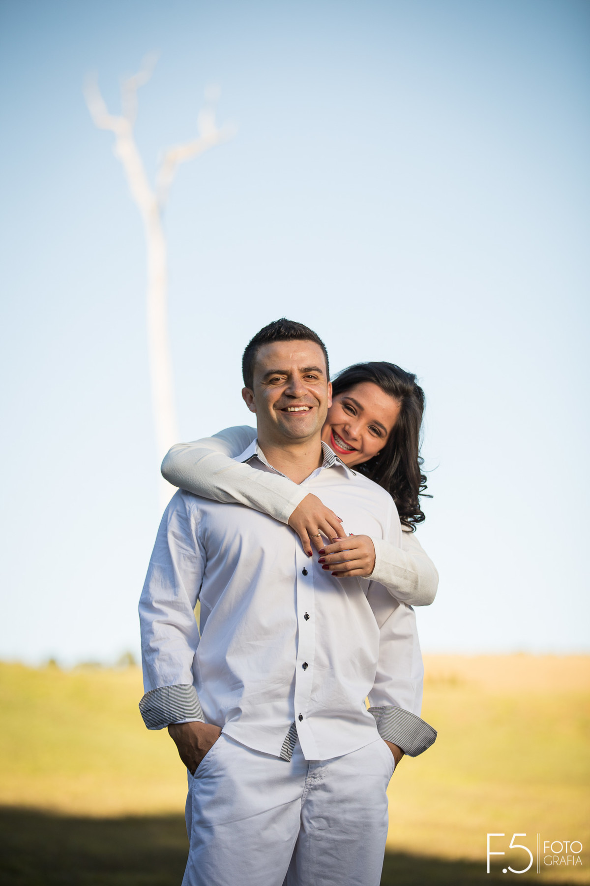 Noiva abraçando noivo, em Pré Wedding São Pedro da União - MG