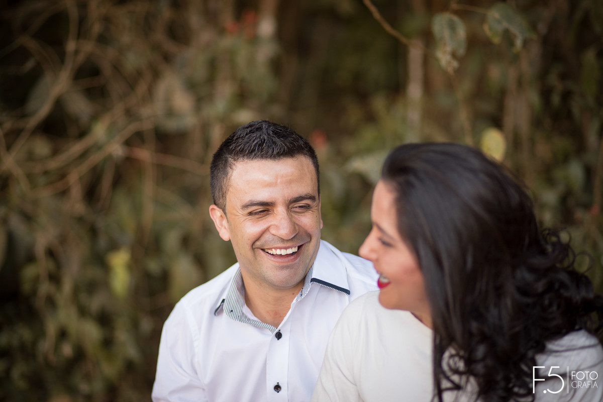 Noivos sorrindo em Pré Wedding São Pedro da União - MG