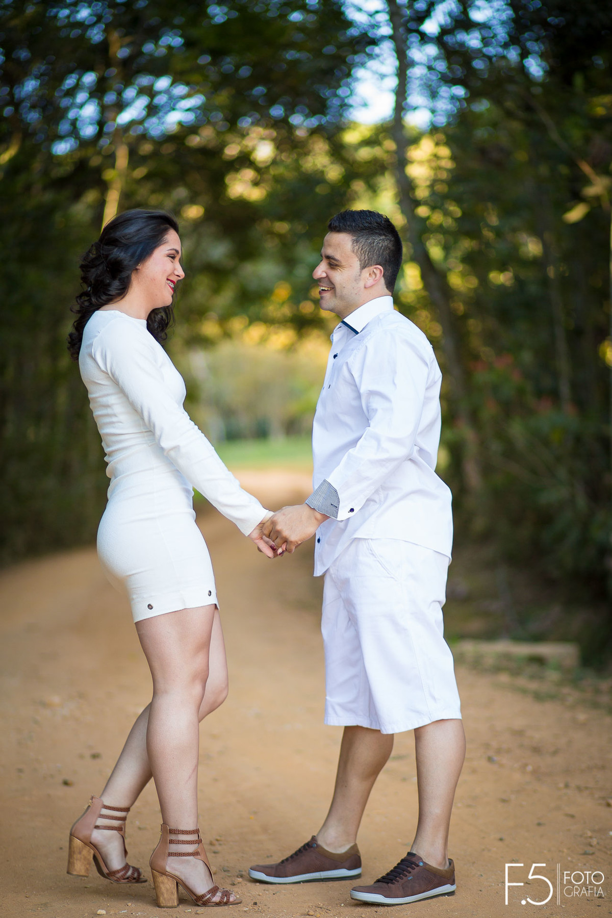 Noivos de mãos dadas se olhando Pré Wedding São Pedro da União - MG