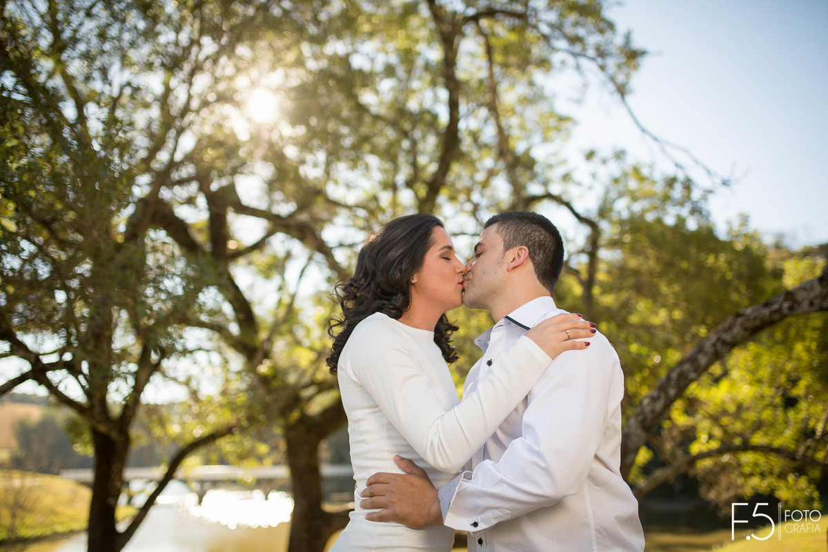 Casal de noivos se beijando em Casal de noivos, noiva olhando para noivo, em Pré Wedding São Pedro da União - MG