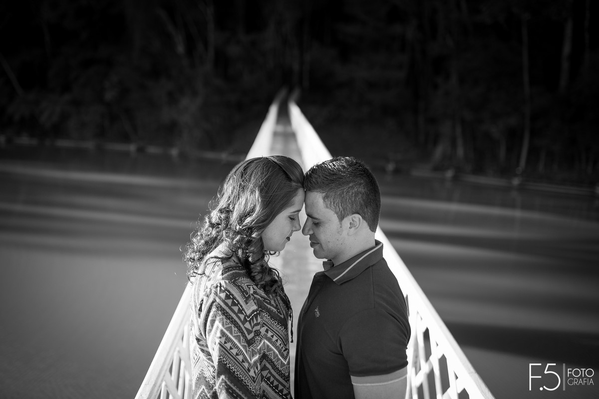 Noivos em uma ponte Pré Wedding São Pedro da União - MG