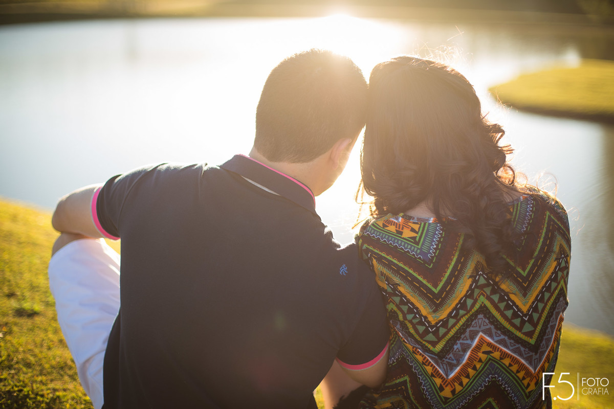 Casal de noivos olhando o lago Pré Wedding São Pedro da União - MG
