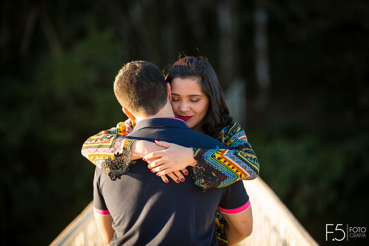 Casal de noivos abraçados, Pré Wedding São Pedro da União - MG