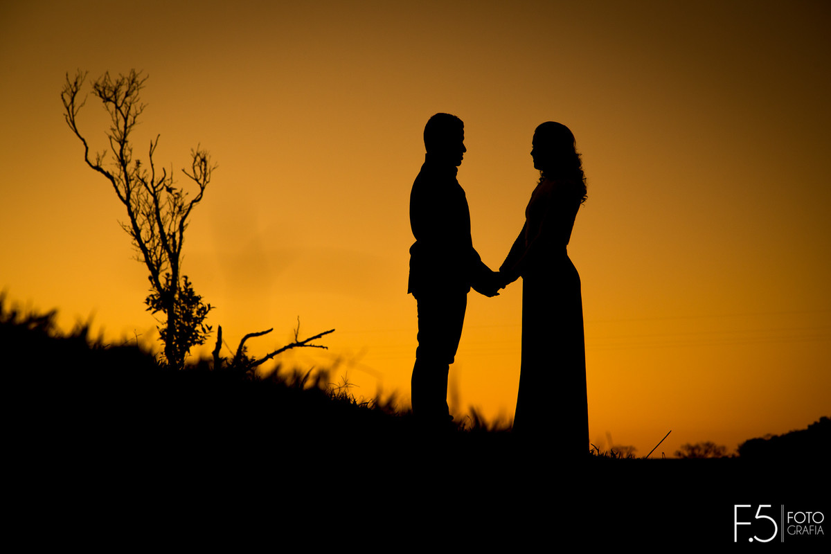 Noivos de mãos dadas ao pôr do sol, Pré Wedding São Pedro da União - MG