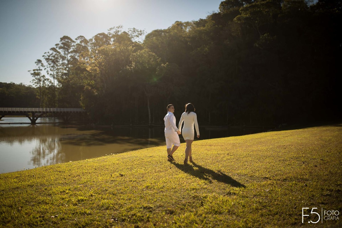 Noivos caminhando de mãos dadas, Pré Wedding São Pedro da União - MG