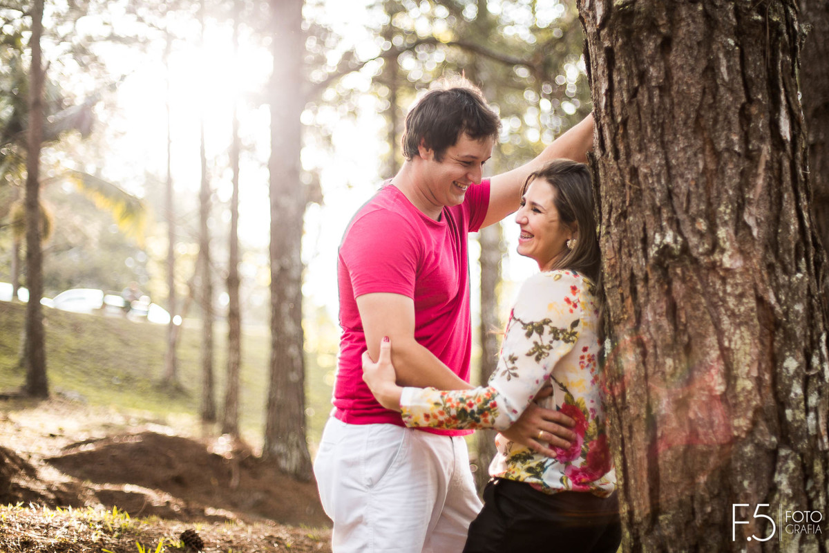 Casal de noivos encostados numa árvore sorrindo,  Pré Wedding - Poços de Caldas - MG