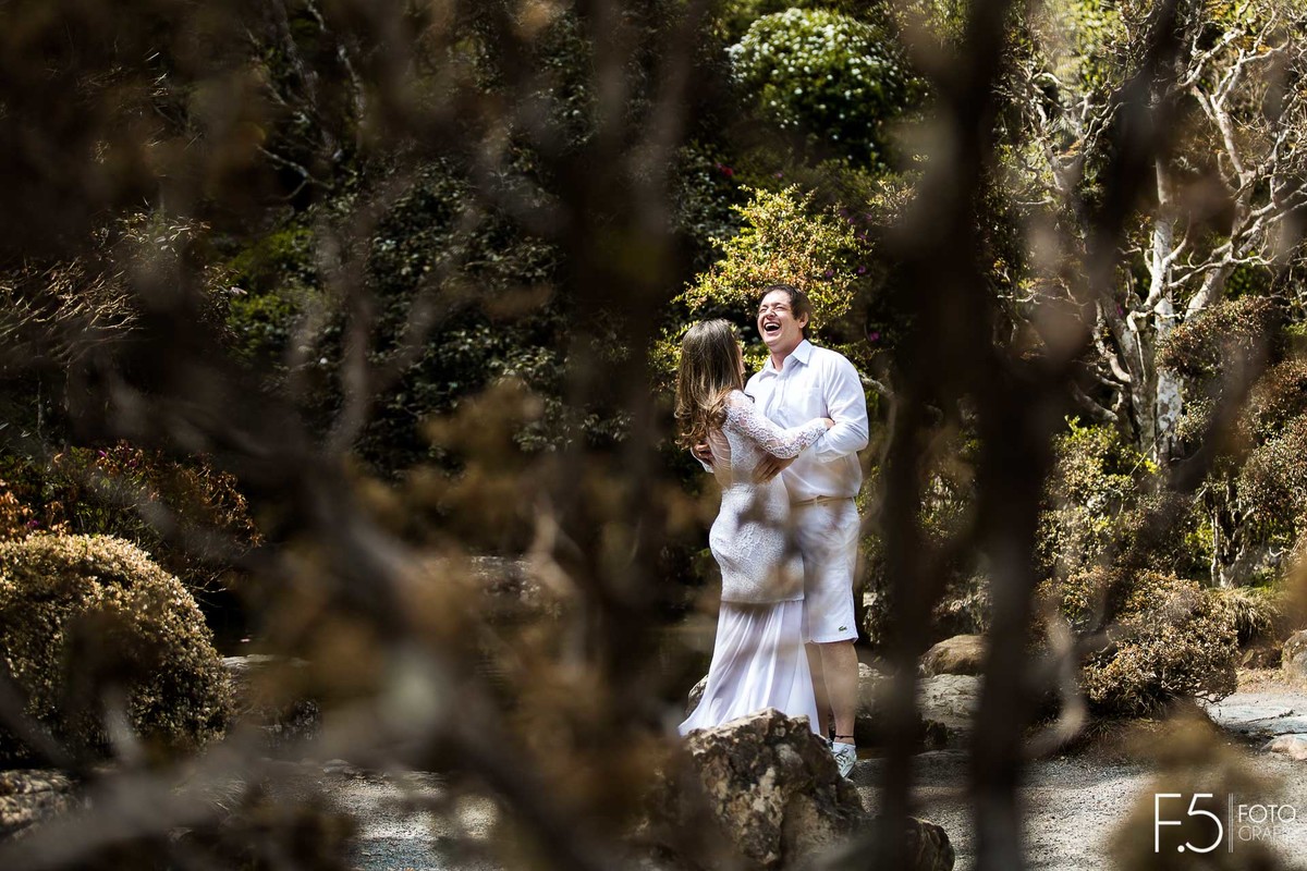 Casal de noivos em uma cachoeira,  Pré Wedding - Poços de Caldas - MG