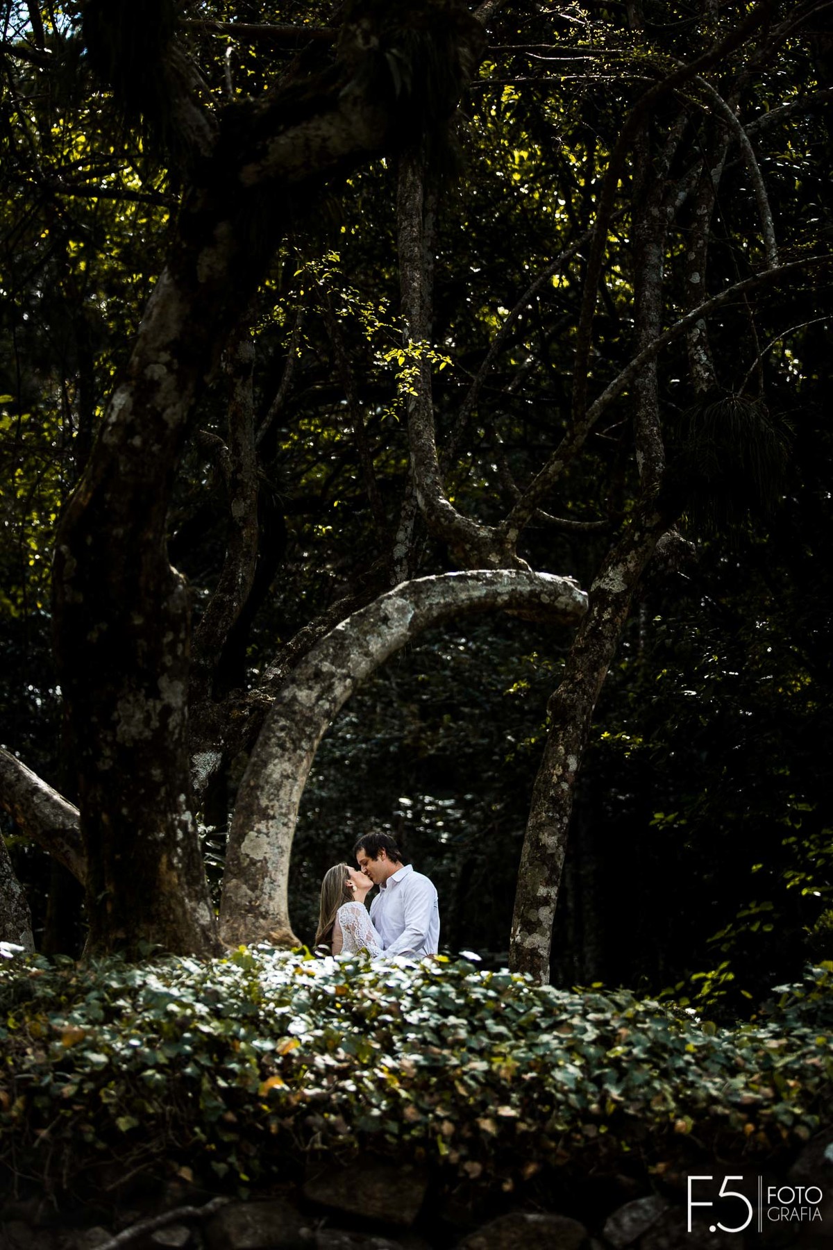 Casal de noivos se bejando,  Pré Wedding - Poços de Caldas - MG