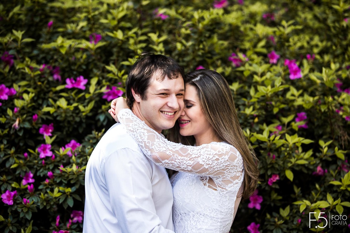 Casal de noivos sorrindo em meio as flores,  Pré Wedding - Poços de Caldas - MG