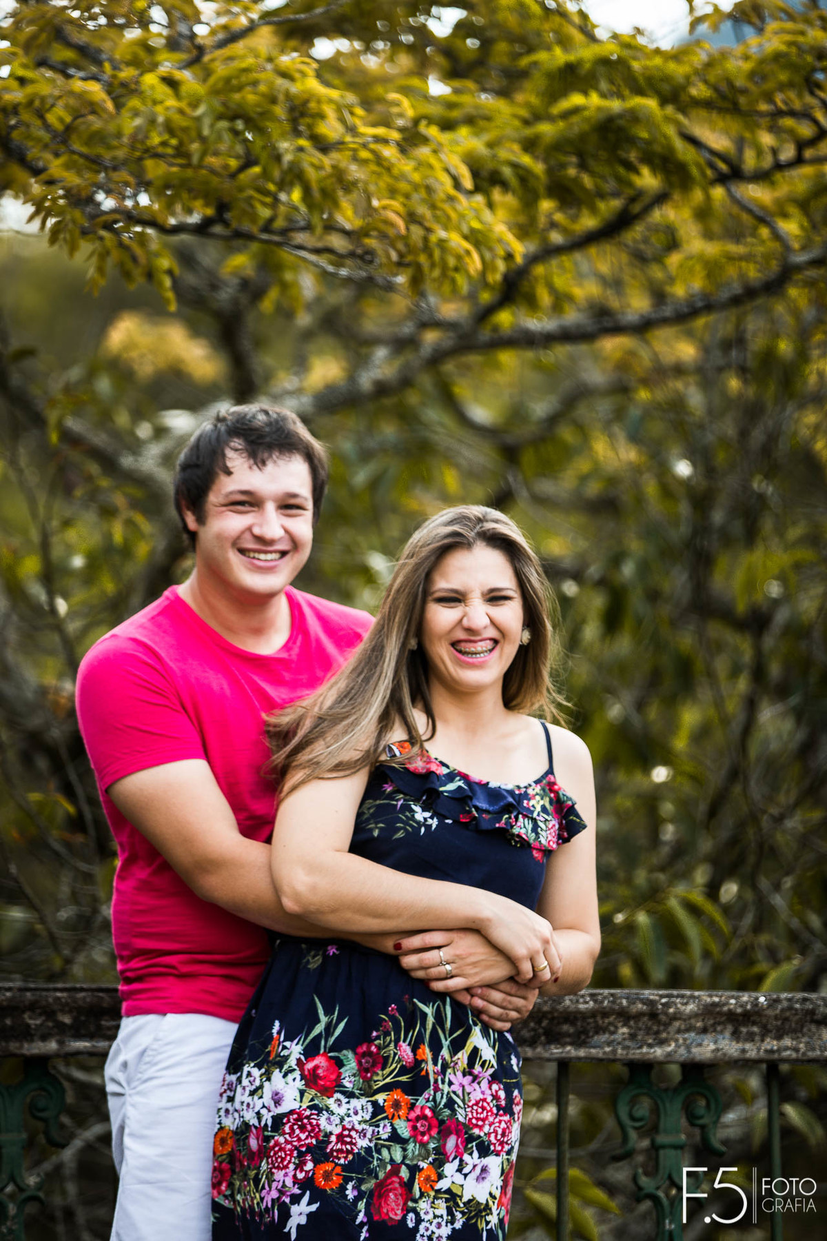 Noivos abraçados sorrindo,  Pré Wedding - Poços de Caldas - MG