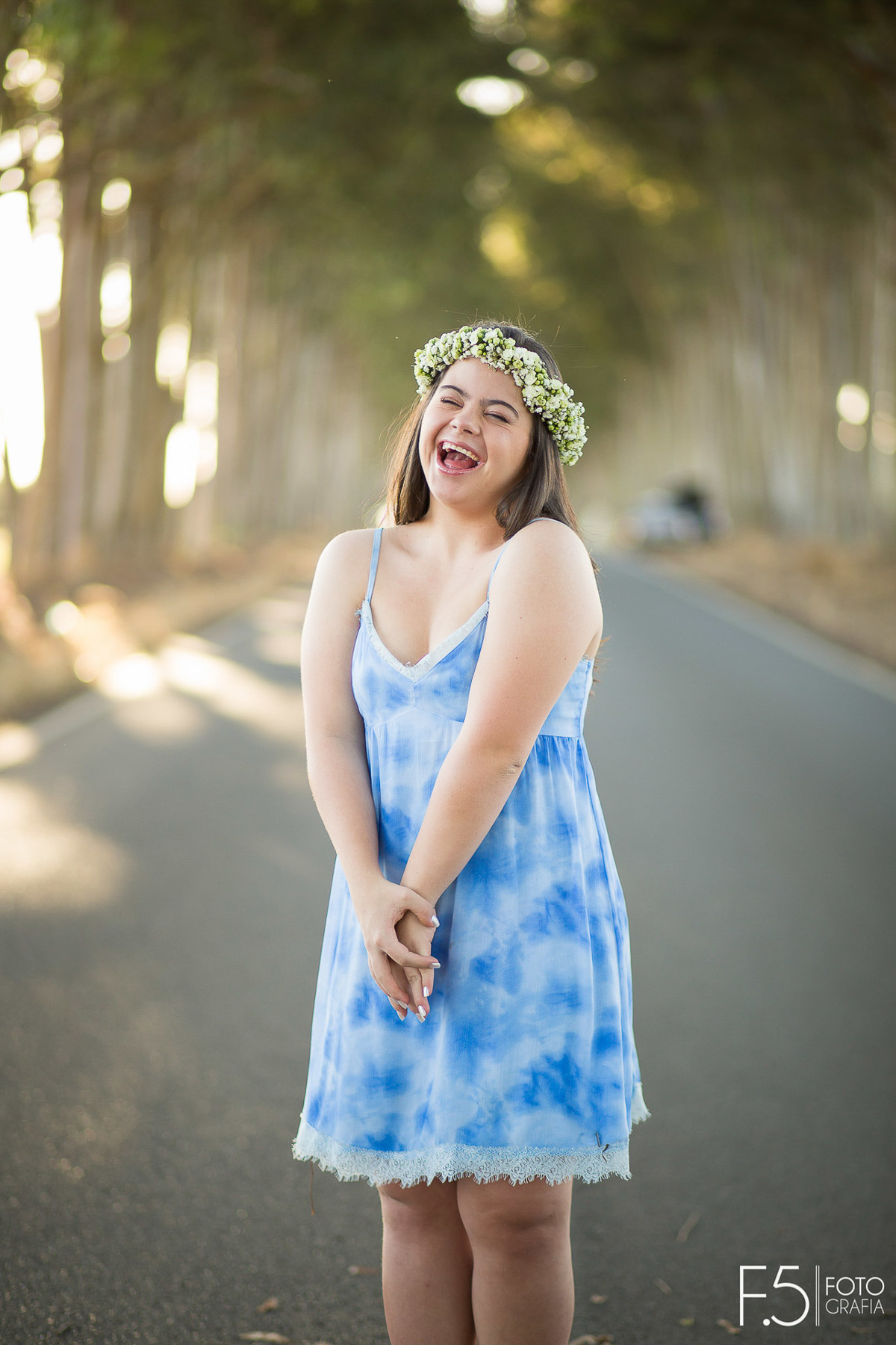 Debutante sorrindo em ensaio de 15 Anos - Franca SP