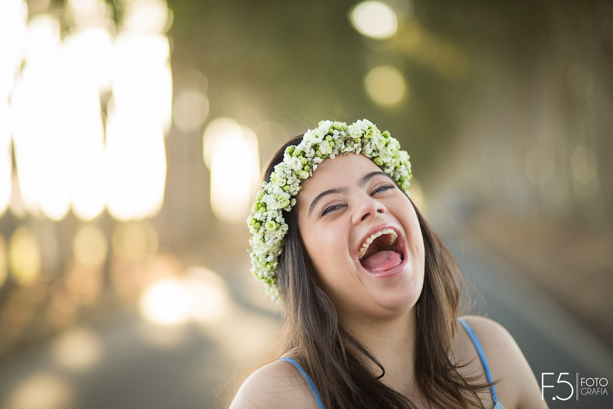 Debutante sorrindo em ensaio de 15 Anos - Franca SP