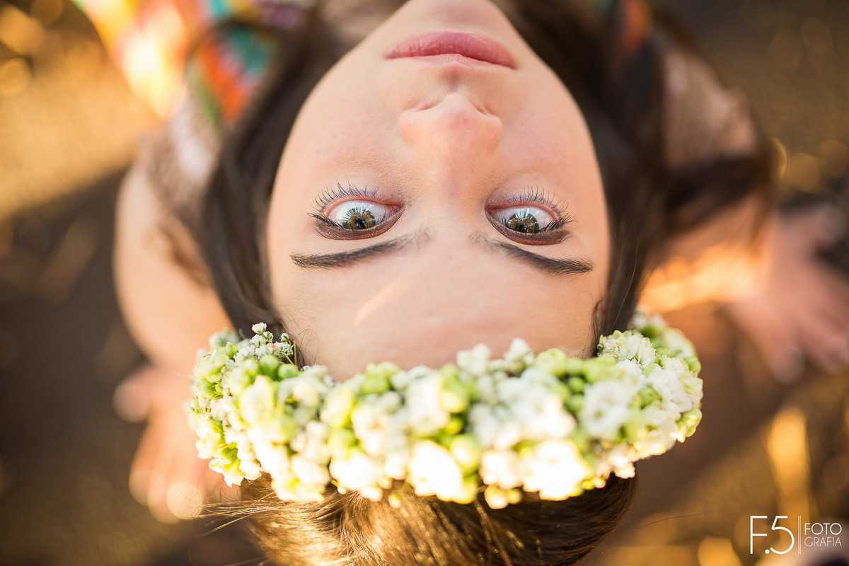 Debutante olhando para câmera em ensaio de 15 Anos - Franca SP