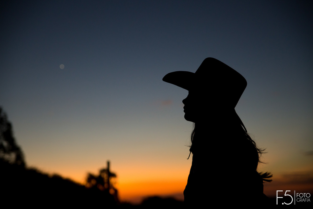 Debutante em meio pôr do sol em ensaio de 15 Anos - Franca SP