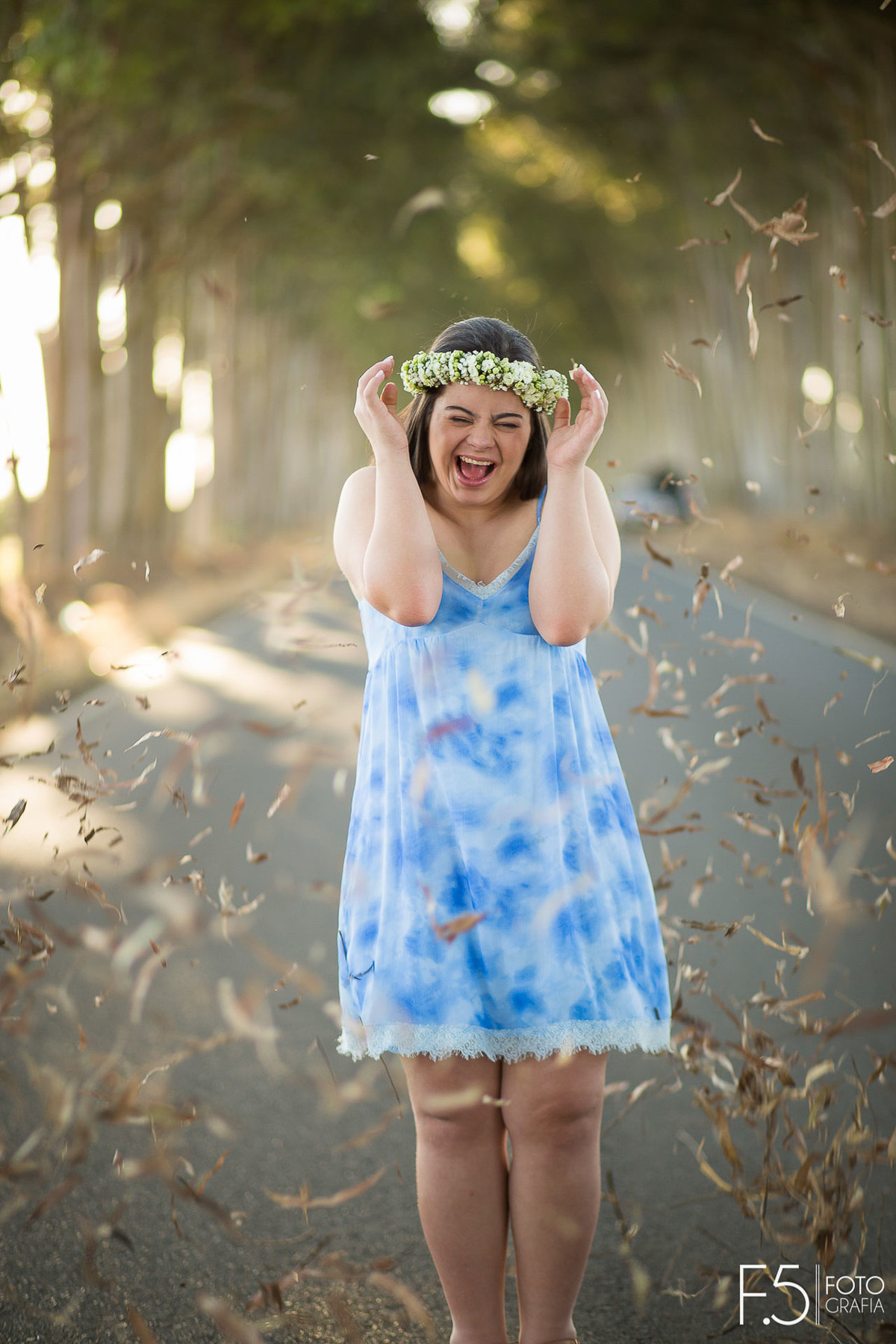 Debutante sorrindo em ensaio de 15 Anos - Franca SP