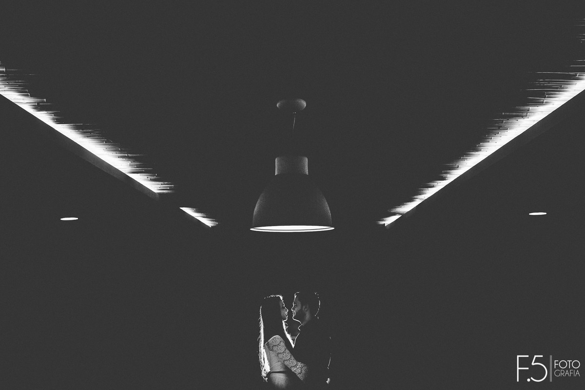 Noivos trocando carinhos Casal de noivos correndo na praia Pré Wedding - Praia Riviera de São Lourenço