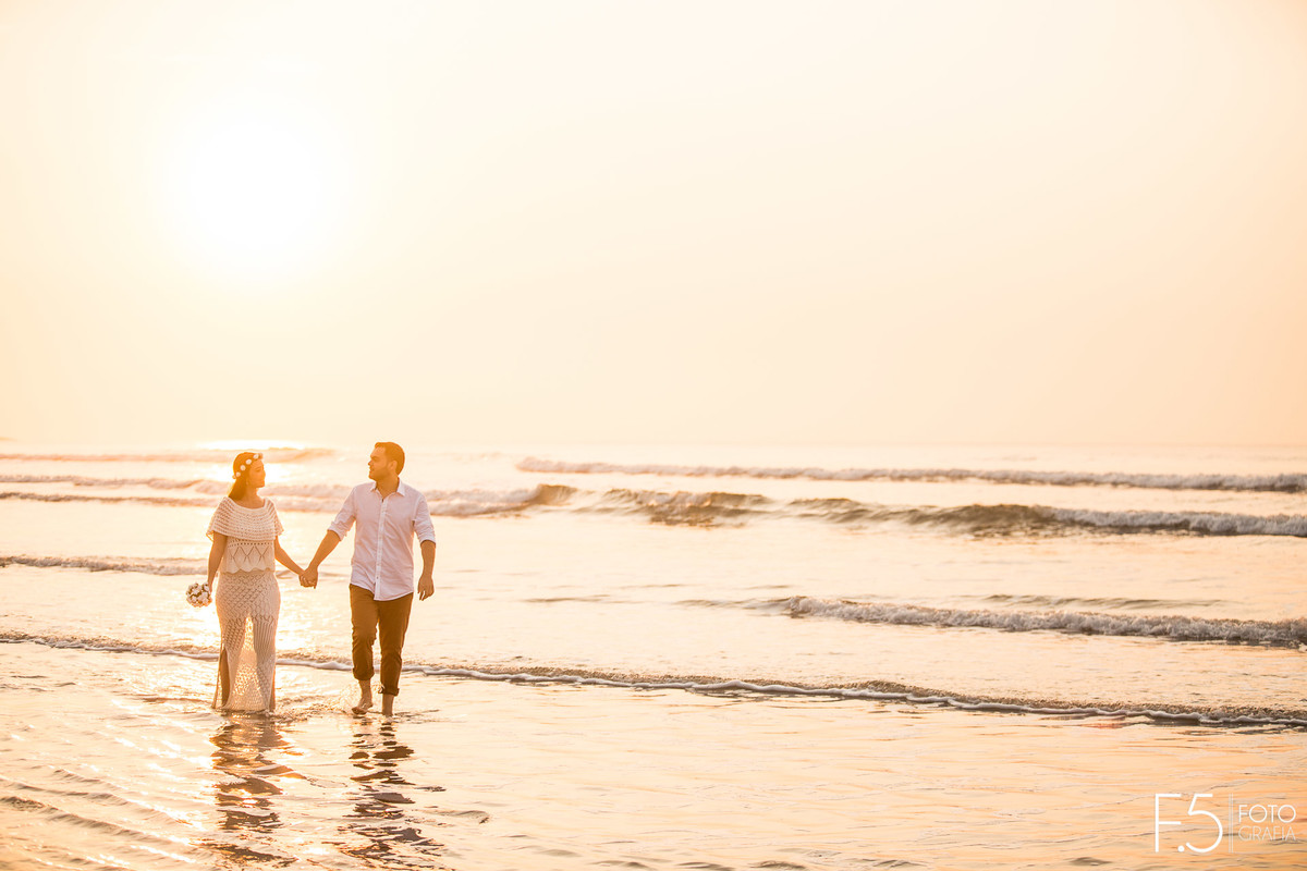 Noivos caminhando a praia Casal de noivos correndo na praia Pré Wedding - Praia Riviera de São Lourenço