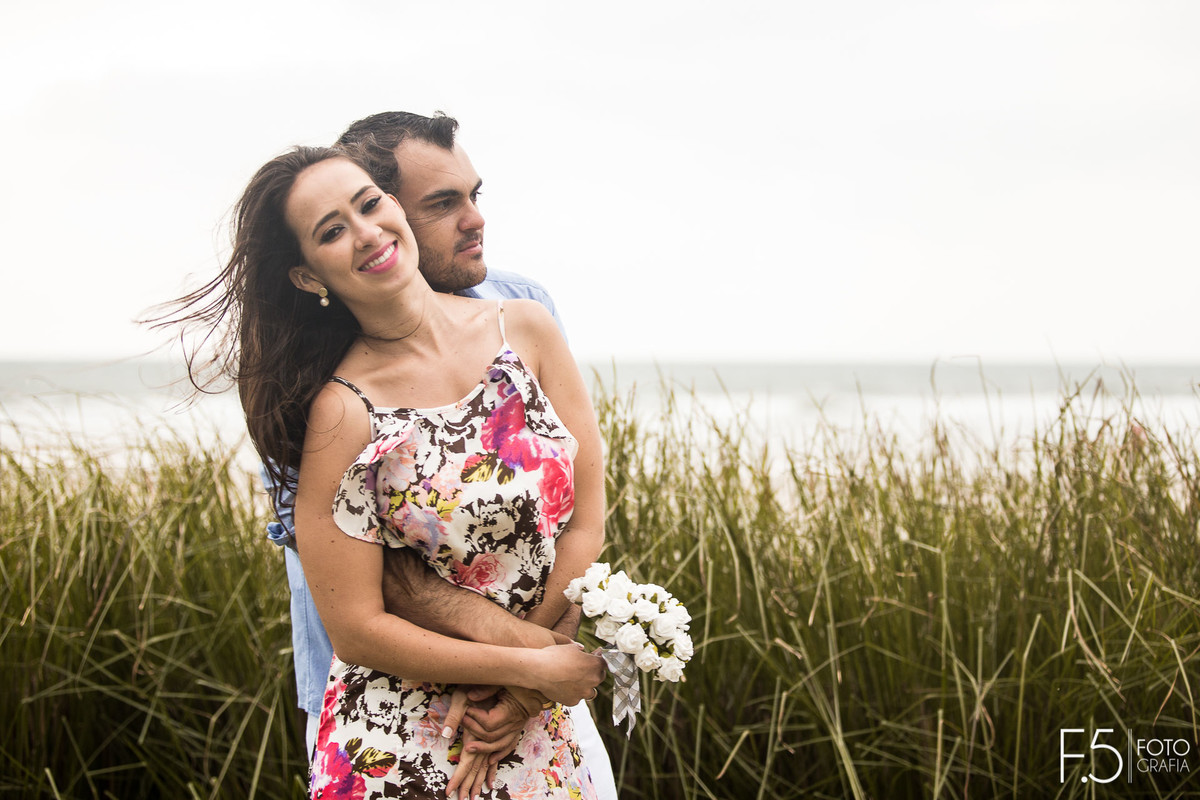 Casal de noivos na praia Casal de noivos correndo na praia Pré Wedding - Praia Riviera de São Lourenço