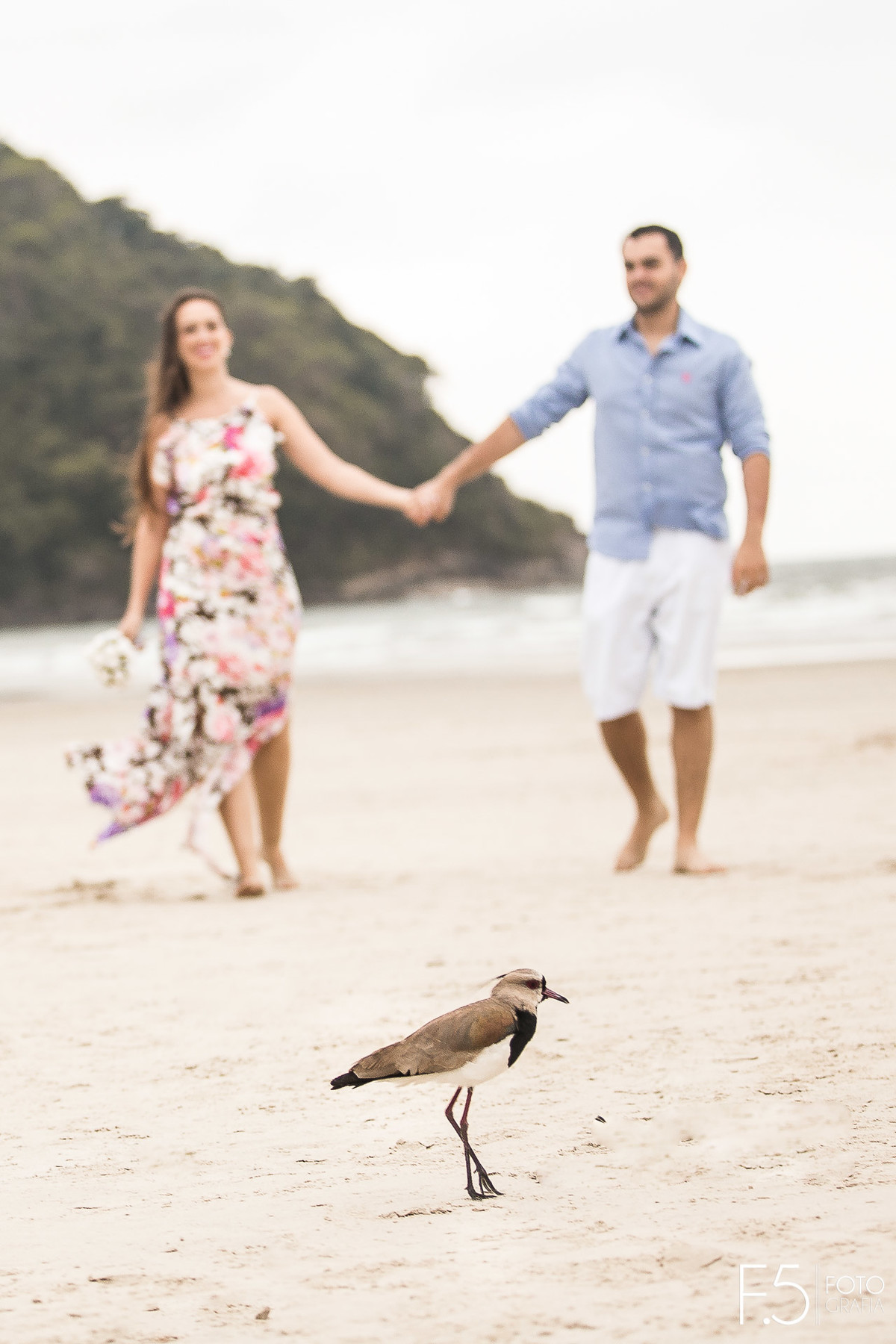Casal de noivos na areia da praia Casal de noivos correndo na praia Pré Wedding - Praia Riviera de São Lourenço