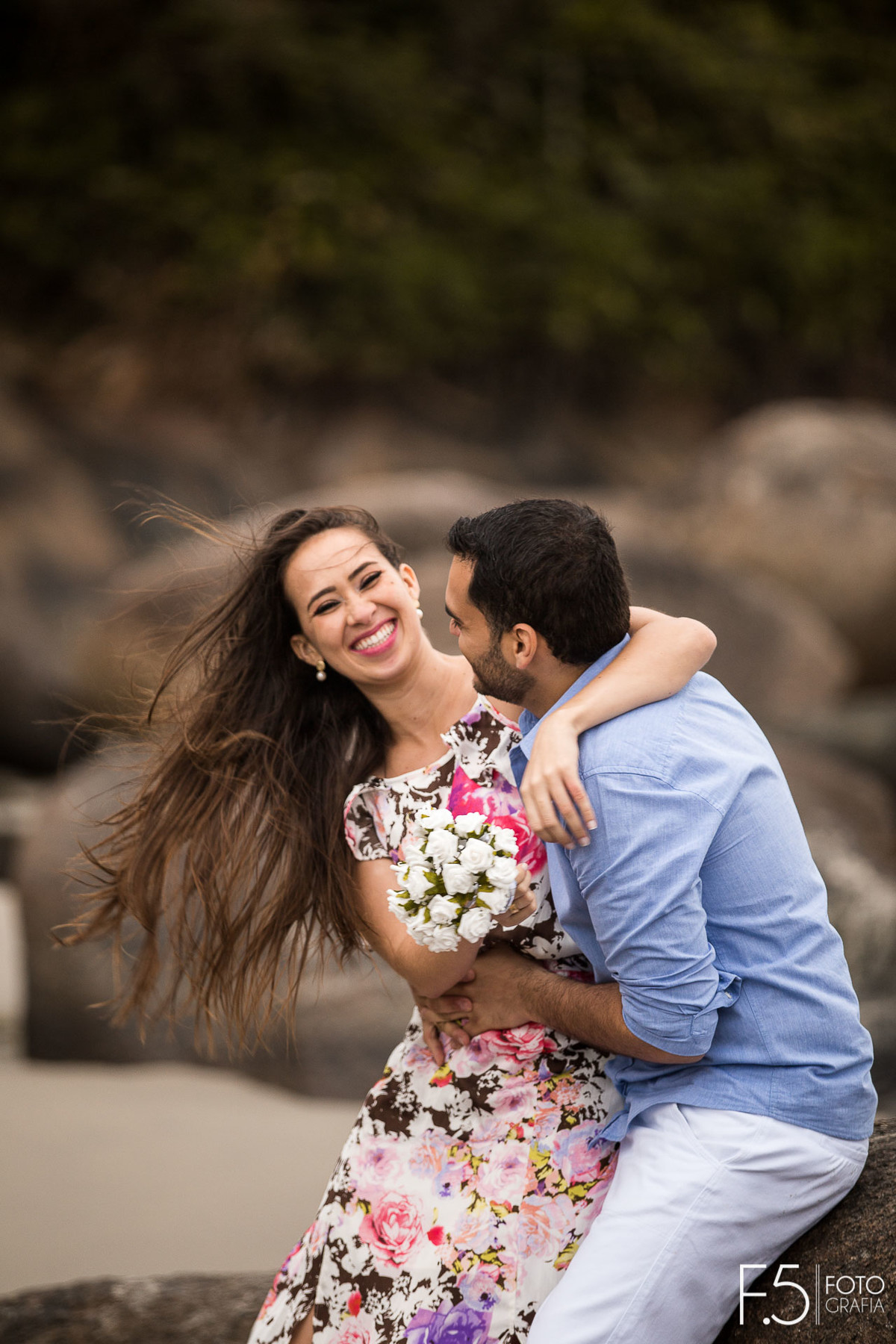 Casal de noivos sorrindo em meio a praia Casal de noivos correndo na praia Pré Wedding - Praia Riviera de São Lourenço