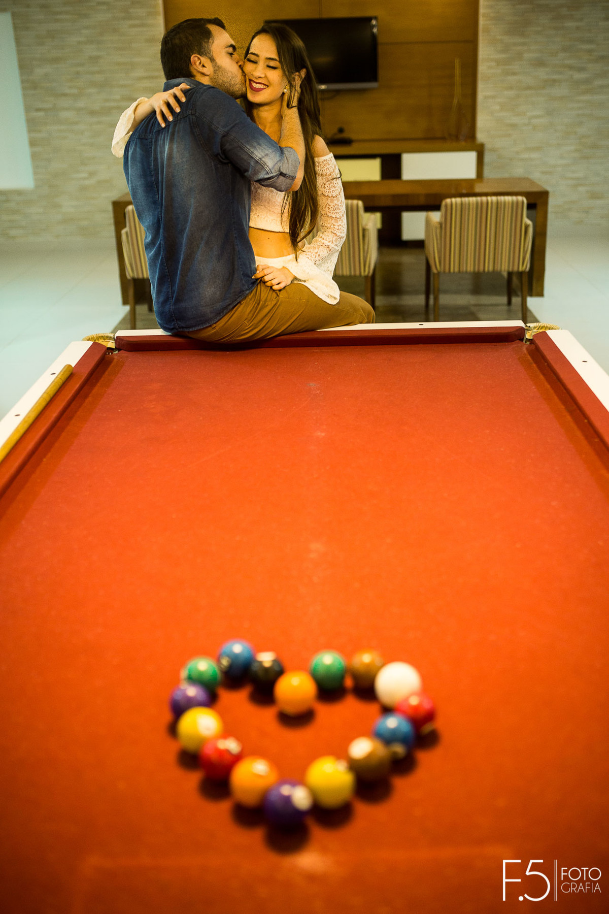 Casal de noivos Casal de noivos correndo na praia Pré Wedding - Praia Riviera de São Lourenço