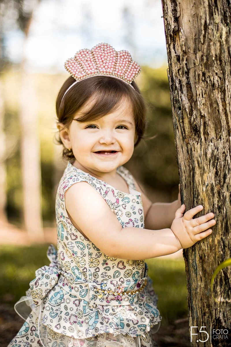 Mariana, sorrindo em meio a um jardim, em Muzambinho -  MG.