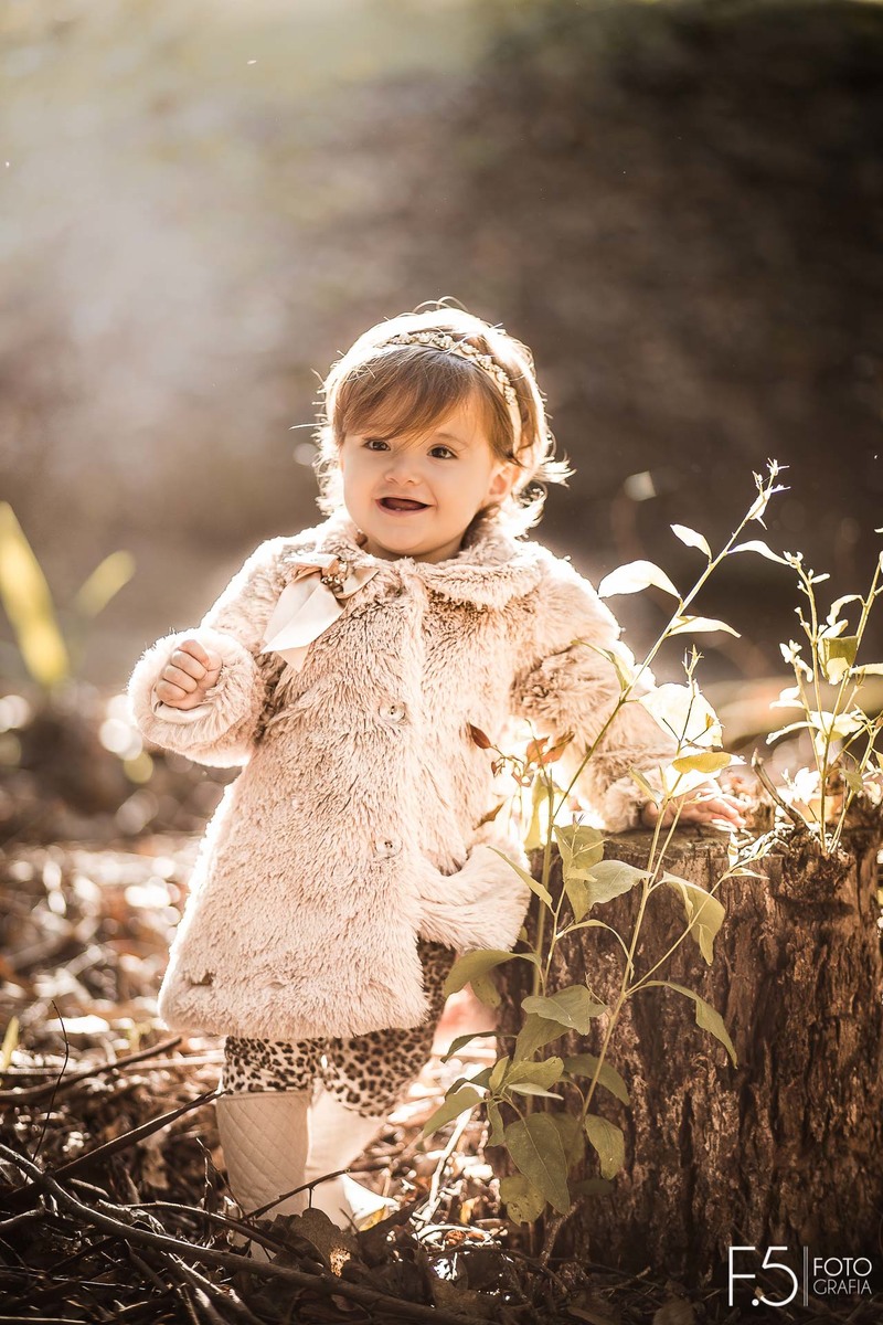 Mariana, sorrindo em meio a um jardim, em Muzambinho -  MG