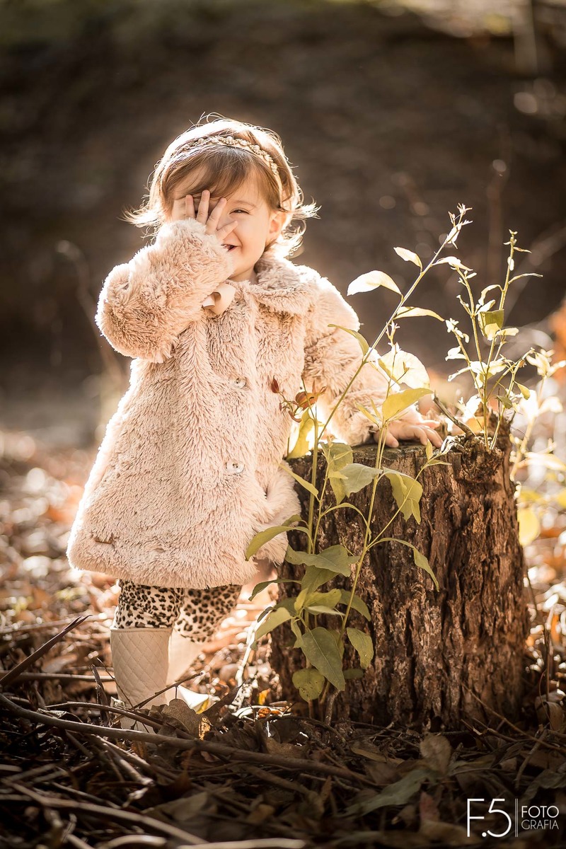 Mariana, sorrindo em meio a um jardim, em Muzambinho -  MG