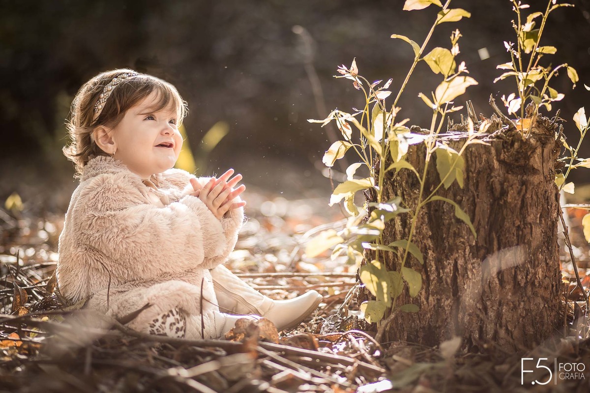 Mariana, sorrindo em meio a um jardim, em Muzambinho -  MG