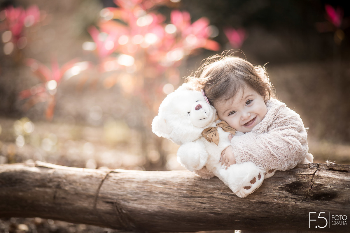 Criança segurando ursinho, Ensaio Infantil - Muzambinho MG