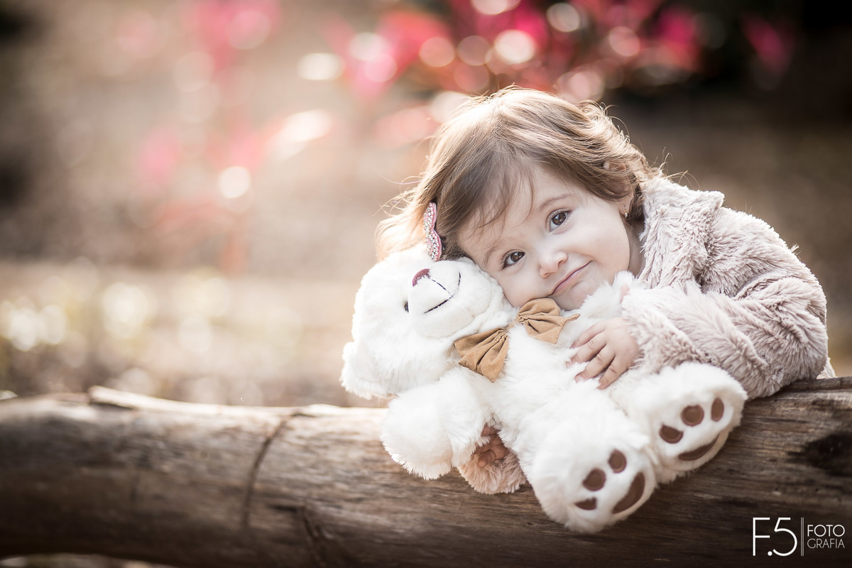 Mariana segurando seu ursinho, Ensaio infantil - Muzambinho MG