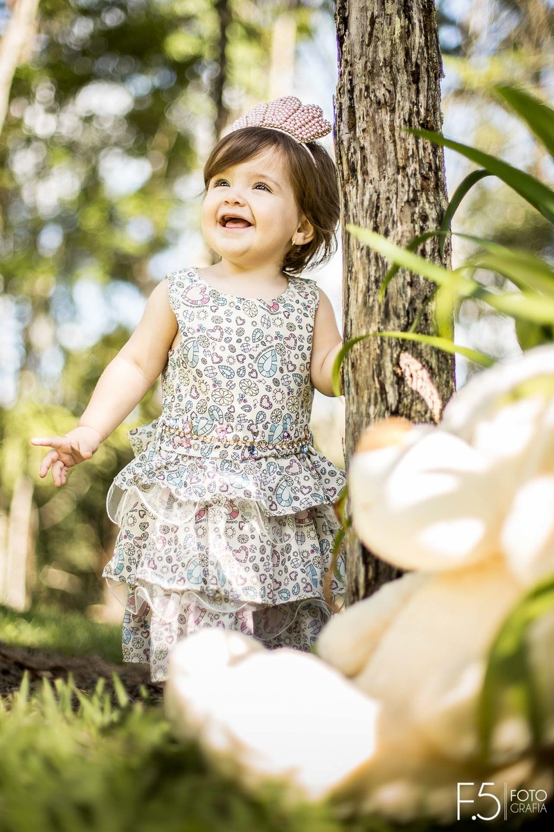 Mariana, sorrindo em meio a um jardim, em Muzambinho -  MG