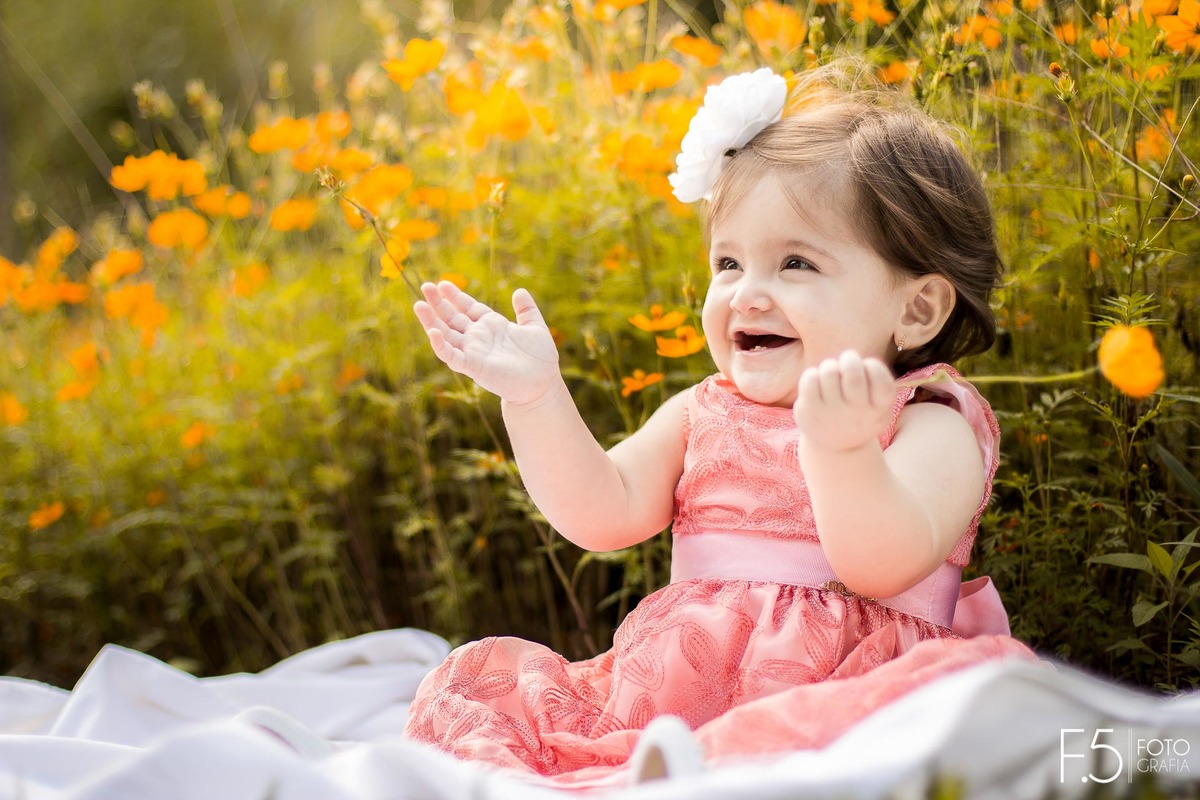 Mariana, esbanjando sorrisos em meio a uma plantação de flores, em Muzambinho - MG
