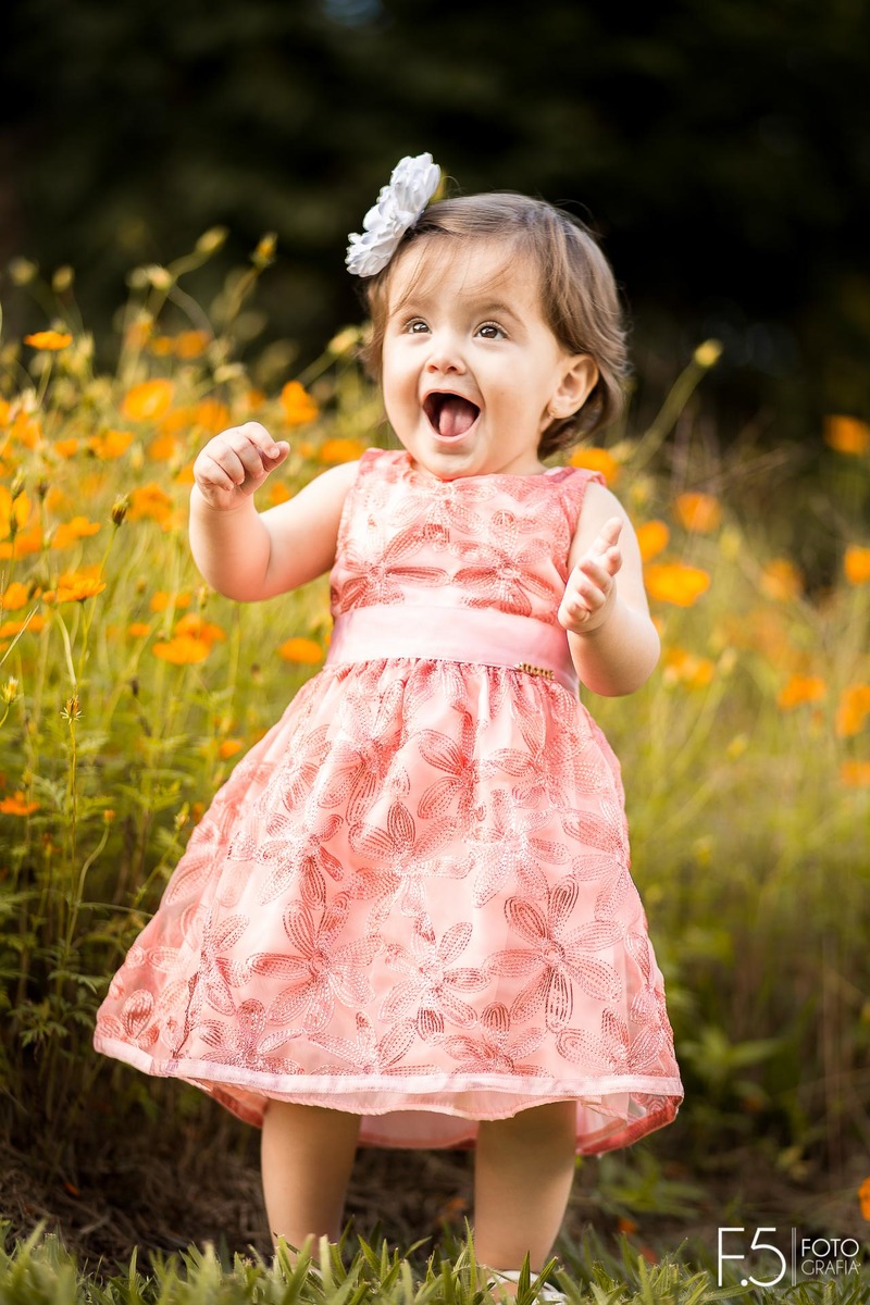 Mariana, esbanjando sorrisos em meio a uma plantação de flores, em Muzambinho - MG