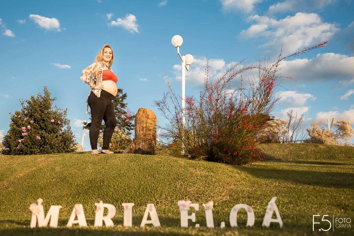 Gestante com a mão na cintura, Ensaio Gestante Nova Resende MG