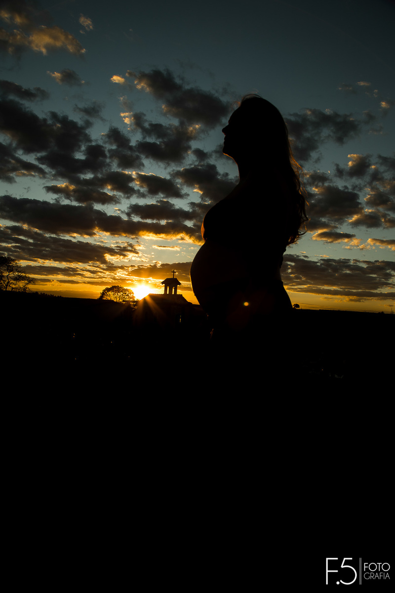 Gestante em meio ao pôr do sol, Ensaio Gestante Nova Resende MG
