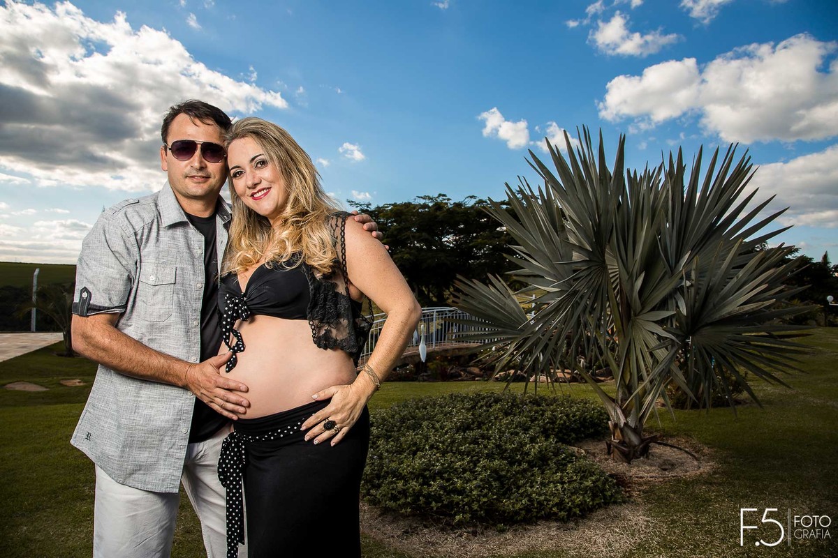 Esposo com a mão na barriga da esposa gestante, Ensaio Gestante - Nova Resende MG