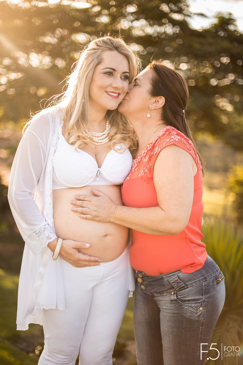 Beijando rosto da gestante, Ensaio Gestante - Muzambinho MG