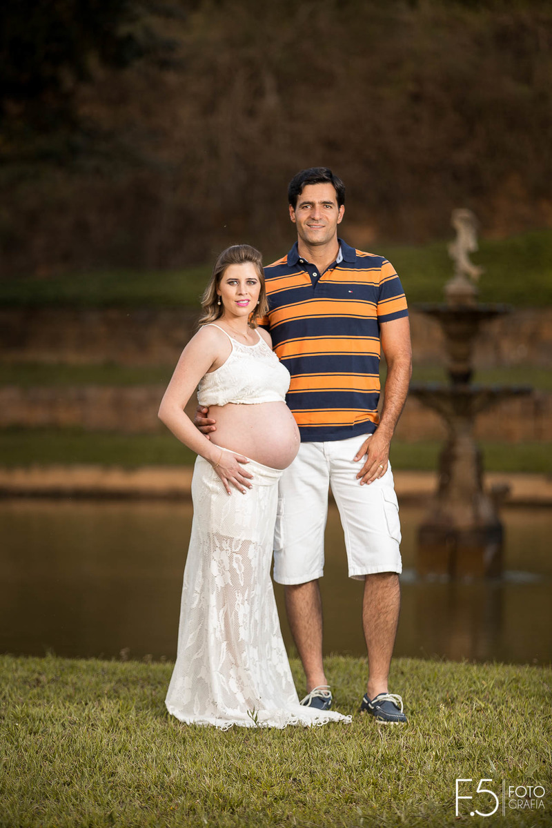 Gabriela e Eduardo, abraçados em meio a um lago  da fazenda em Cabo Verde - MG.