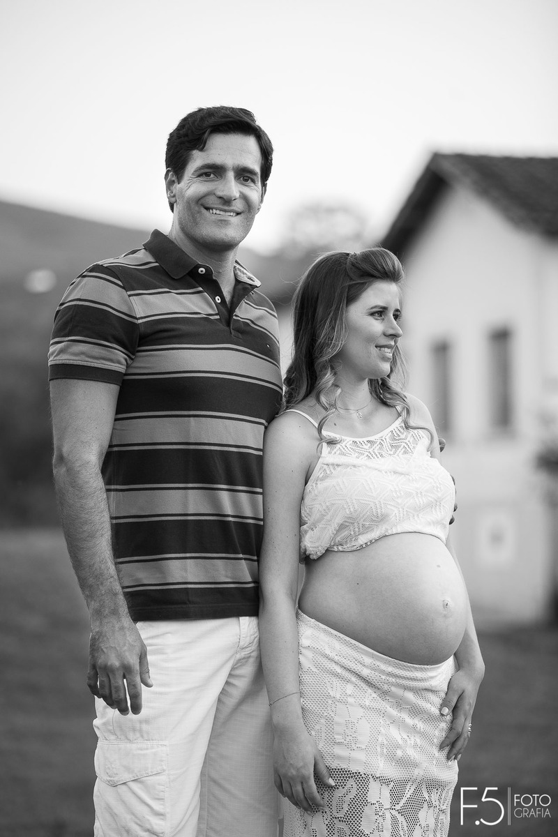 Gabriela e Eduardo, sorrindo em meio a fazenda, em Cabo Verde - MG