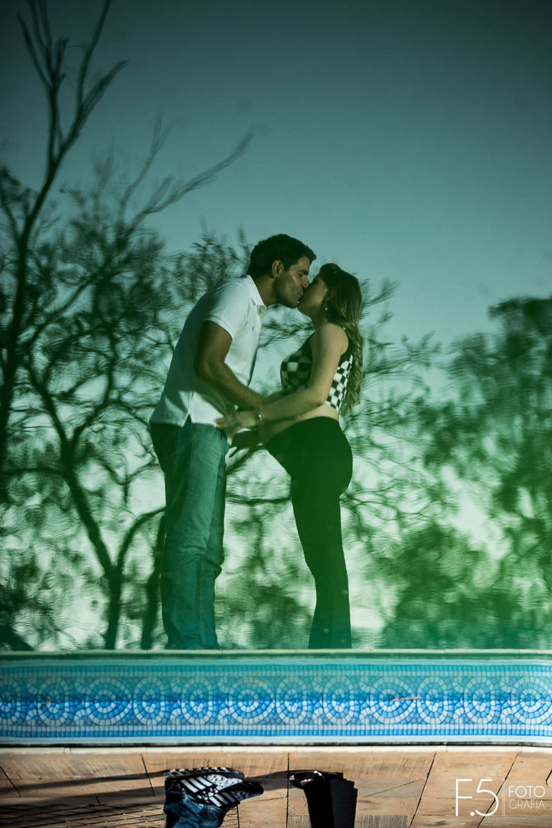 Gabriela e Eduardo, se beijando perto a piscina, em Cabo Verde - MG