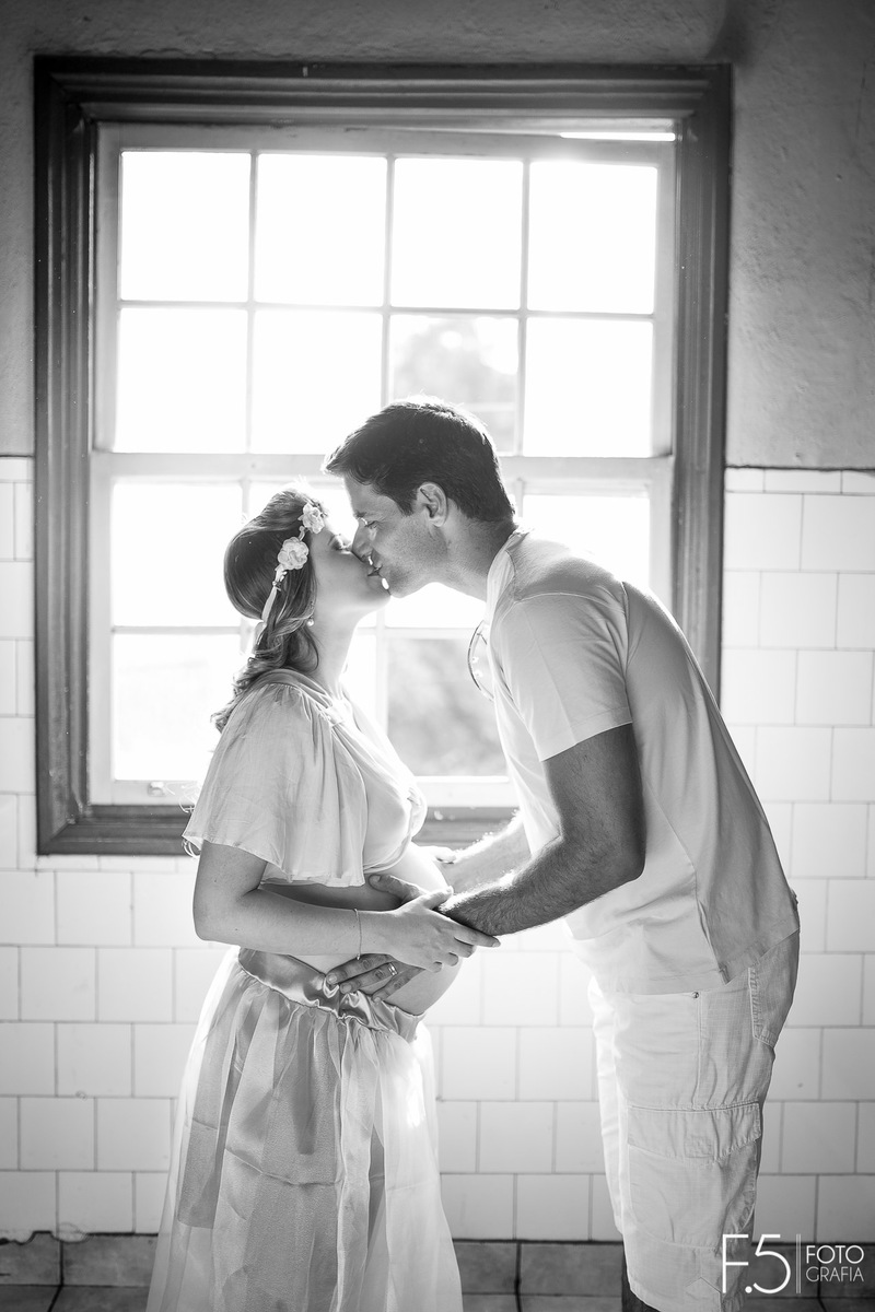 Gestante Gabriela e Eduardo se beijando, em Cabo verde - MG