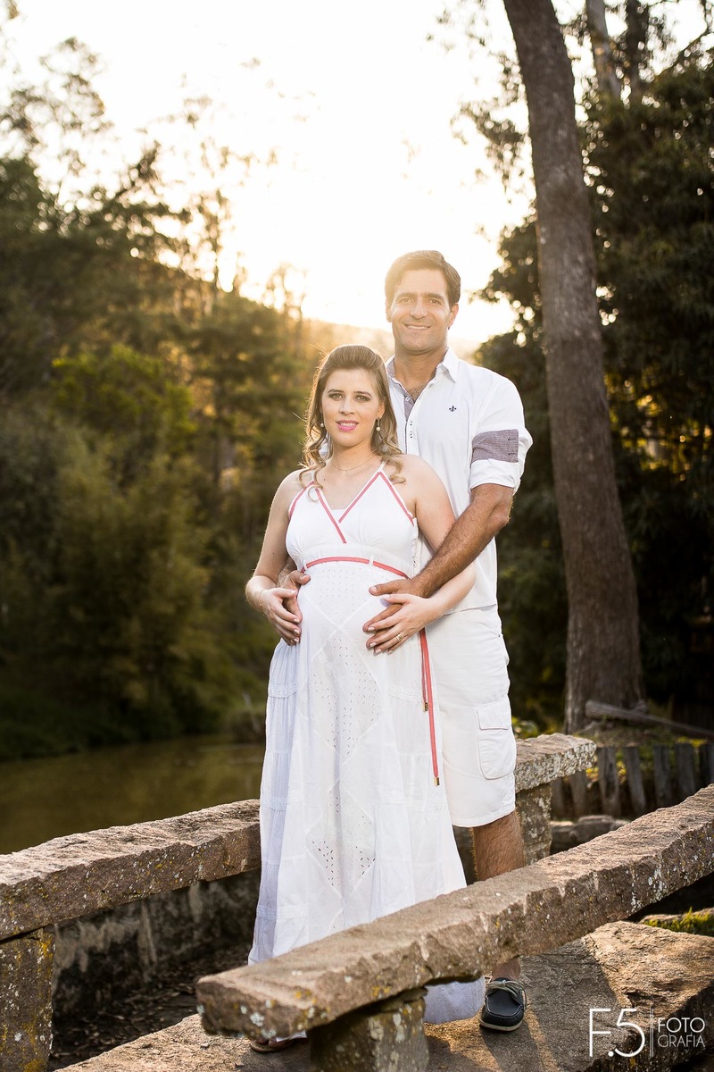 Gabriela e Eduardo juntos em meio a um lago em Cabo verde - MG.